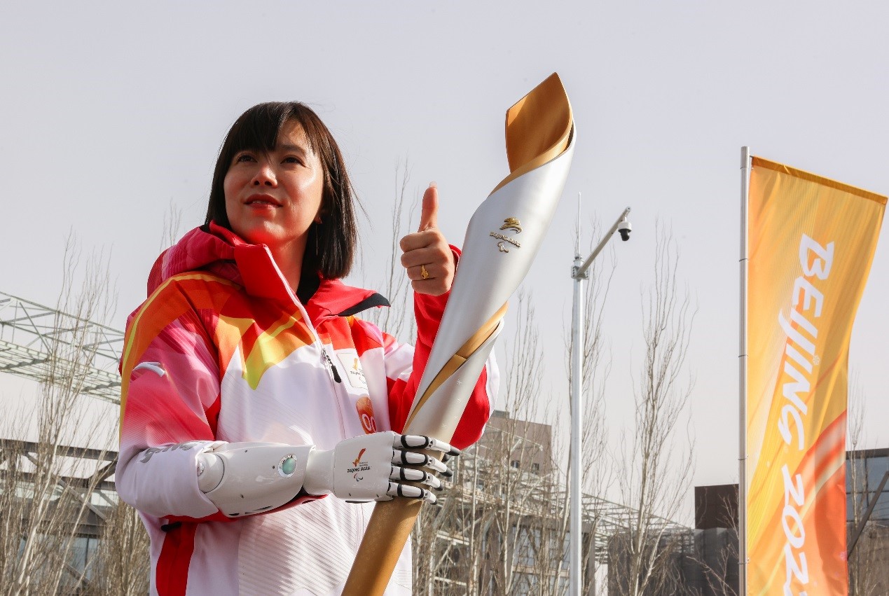 北京冬奥开幕式上七位火炬手为何年龄横跨半世纪？